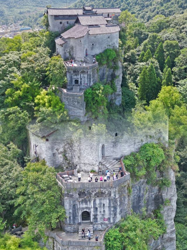 絕壁奇觀！貴州深藏400年的懸崖古寺，太震撼了！