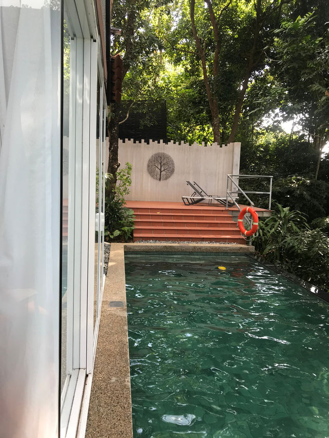 山海之間的奇妙泳池體驗 ： Ambong Pool Villas Langkawi