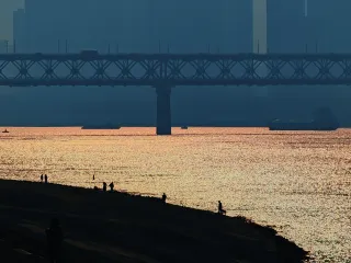At Wuhan Riverside Park, wait for a magnificent sunset!