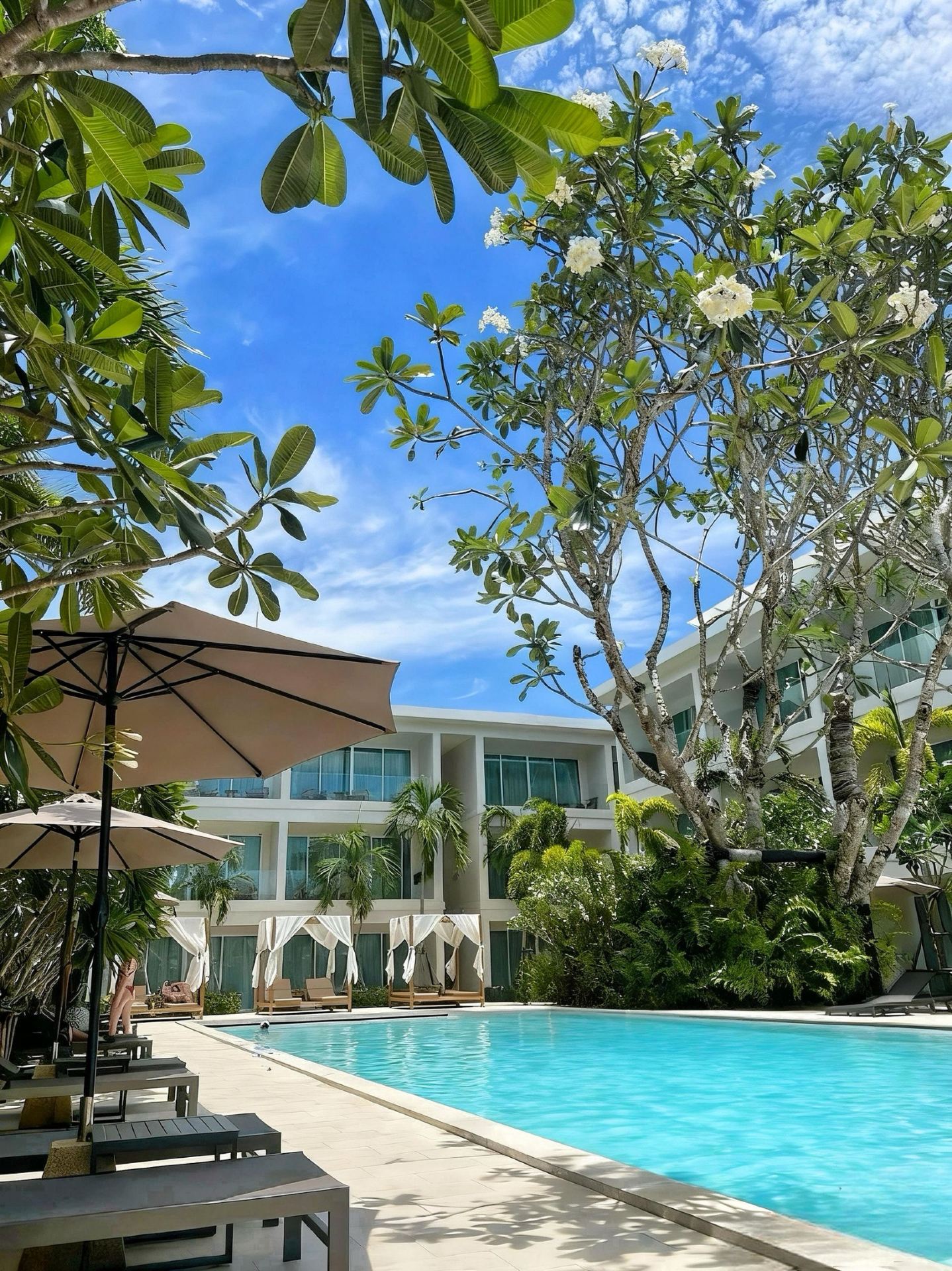 Stay at a hidden gem resort in Phuket! Facing unobstructed ocean views and with pristine sand beaches right outside your door, the resort experience is simply unparalleled! ✨

📍Location: Kalim Bay, Phuket, Thailand

✈️Convenient transportation! Approximately a 1-hour drive from Phuket International Airport, with a private limousine shuttle service available for booking.

🛏️【Rooms】 The modern Thai style is absolutely stunning! Light gray wood tones paired with ivory white accents create a tranquil and sophisticated atmosphere, perfect for relaxation. Each suite or villa boasts a superb view, 🌊some rooms offer direct access to the cliffside infinity pool, where you can watch the Andaman Sea sunset from your private terrace – it's breathtaking!

🏨【Experience】
✅ The resort occupies a secluded cliffside location overlooking the azure waters of Kalim Bay, offering unparalleled privacy. A private staircase leads directly to a hidden beach for a tranquil retreat.

✅ The entire design resembles a sky garden, with staircases and walkways winding through tropical greenery. Upon check-in, the butler will offer a welcome drink and refreshing towels, and provide a detailed introduction to this tranquil haven.

✅ The iconic cliffside infinity pool is a highlight, seamlessly blending with the sea and sky, creating a magical interplay of light and shadow at sunset—a perfect spot for photos all day long.

✅ Abundant activities to keep you entertained! The complimentary daily morning yoga and meditation classes are highly recommended, taking place on the ocean-facing platform for complete relaxation. There are also Thai cooking classes, private longtail boat island hopping tours, and aromatherapy workshops.

✅ Dining and service at your fingertips! Breakfast is available as an à la carte, featuring exquisite Asian and European flavors, delivered poolside. 🍸 The hotel boasts an award-winning cliffside restaurant and bar, offering unforgettable Thai creative cuisine and cocktails. The butler service is meticulous, from itinerary planning to special celebration arrangements, ensuring an immersive and luxurious retreat.

Whether it's a honeymoon or a tranquil getaway, if you're looking to escape the crowds and relax in luxury in Phuket, this is the place to be!