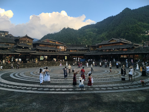 銀の装飾品で溢れた街並みが広がる西江ミャオ族の村は、旅行写真の撮影