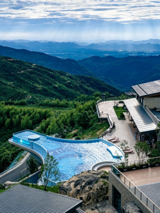 Stay at a hotel 700 meters above sea level, surrounded by clouds and terraced fields—this Yue Opera-themed hotel is pure healing