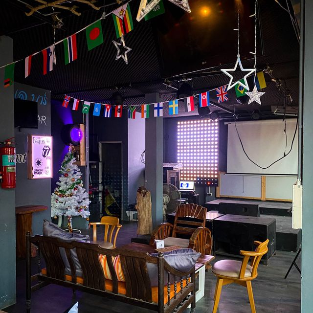 จะนั่งชิวดูบอลก็แวะมาได้ @Little Monkeys Club 