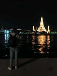พระปรางค์วัดอรุณฯ สวยทั้งกลางวันและกลางคืน