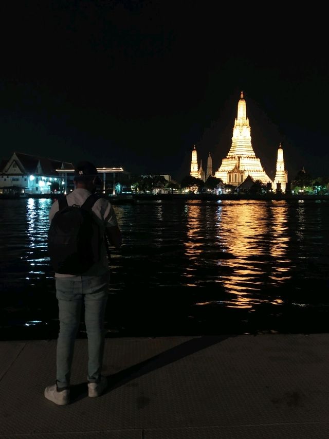 พระปรางค์วัดอรุณฯ สวยทั้งกลางวันและกลางคืน