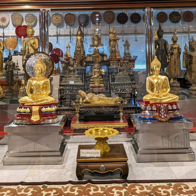 バンコク ワット・パクナム 凄く大きい黄金の大仏様が神々しい。