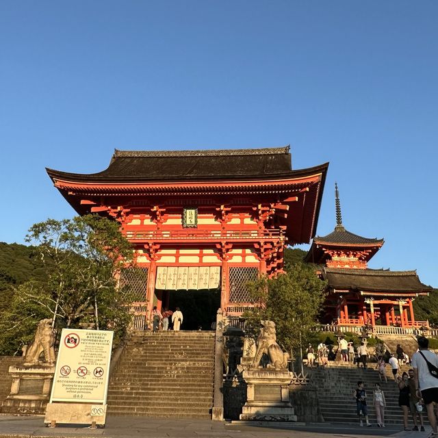 Catching sunset at Kiyomizudera 