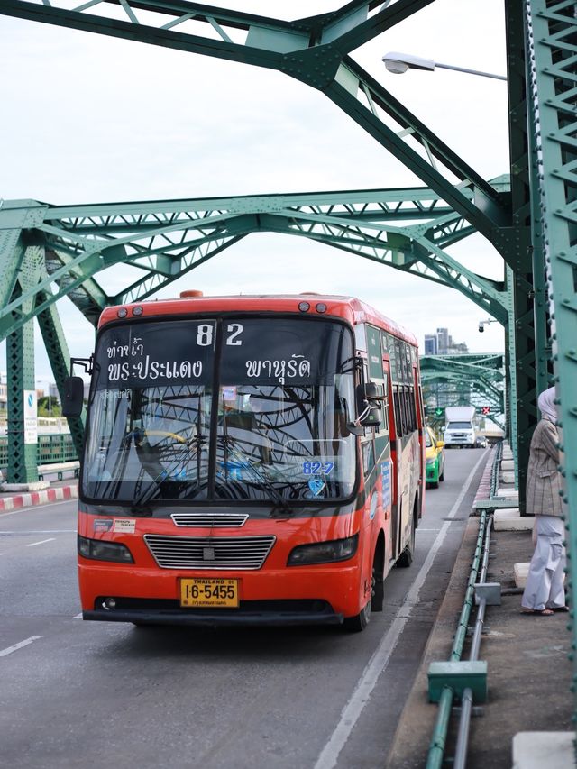 ปากคลองตลาด สะพานเขียว หรือ สะพานพุทธ