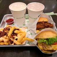 Shake Shack🍔漢堡包餡料豐富🍟厚脆薯條🥤奶昔💕太美味了✨