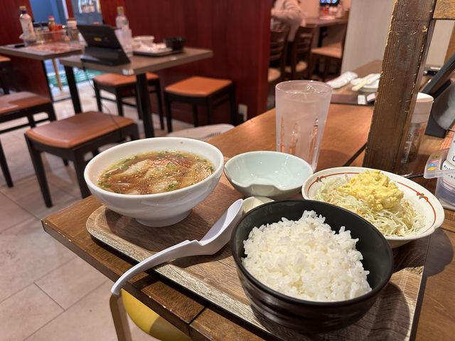 静岡・静岡駅。駅改札近く『餃子専門店 餃子研究所』のスープ餃子定食