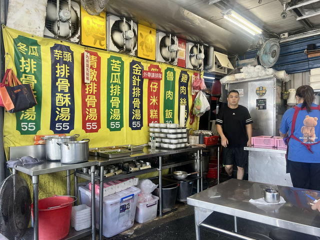 南機場夜市美食推薦｜曉迪筒仔米糕，中午就人潮滿滿了
