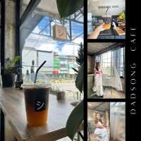แดดส่อง คาเฟ่ คาเฟ่สายสตรีทของคนจันท์