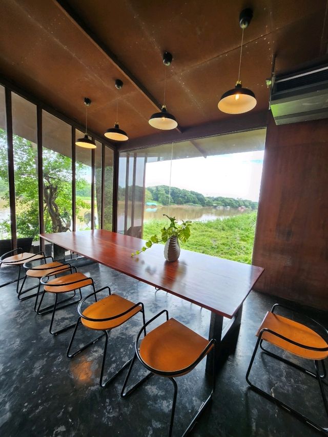 คาเฟ่ริมน้ำกับดีไซน์สุดเก๋ ราชบุรี  🌿🍃