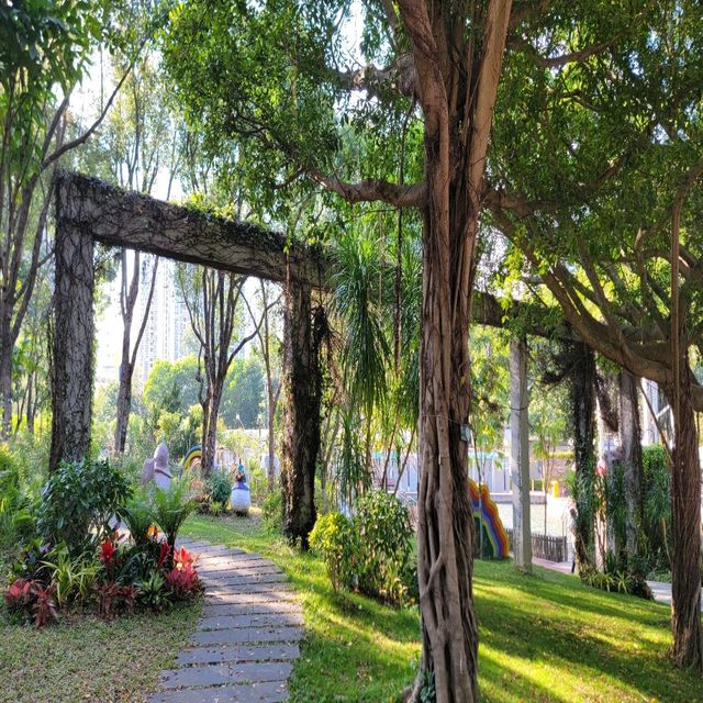 「回歸紀念塔」前的繡球花海🌺🪻🌸🪷