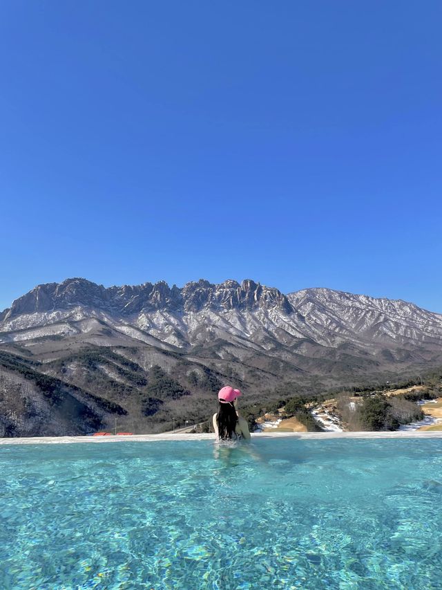 여기가 바로 K-스위스💚 눈 쌓인 울산바위 바라보며 수영하기 어때?🏔️