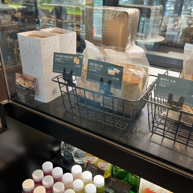 【韓国ソウル・市庁】お座敷もある圜丘壇（ファングンダン）がモチーフのSTARBUCKS COFFEE