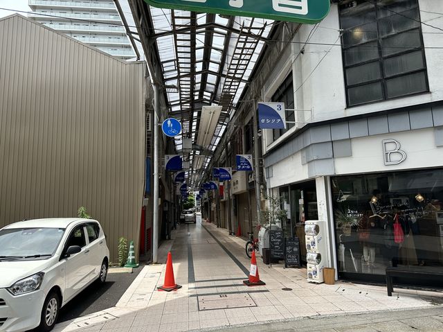 岐阜駅前。『問屋町ウォールアート』と駅前アーケードの問屋街