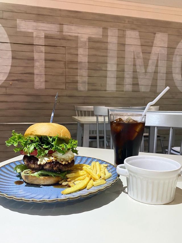 【福岡カフェ】とっても満足できる！大きくてジューシーなハンバーガー
