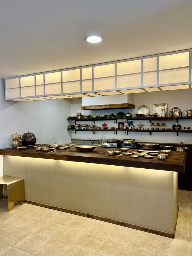 ソウル西村、真鍮の輝く器でいただく茶菓子。素敵な展示ルームも