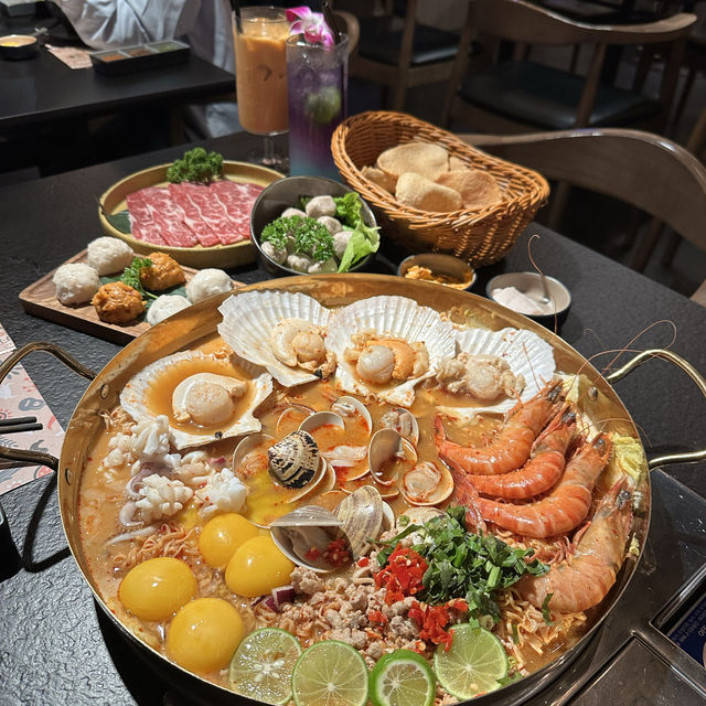 一鍋兩食！超大盆冬蔭海鮮麵鍋．點料變火鍋