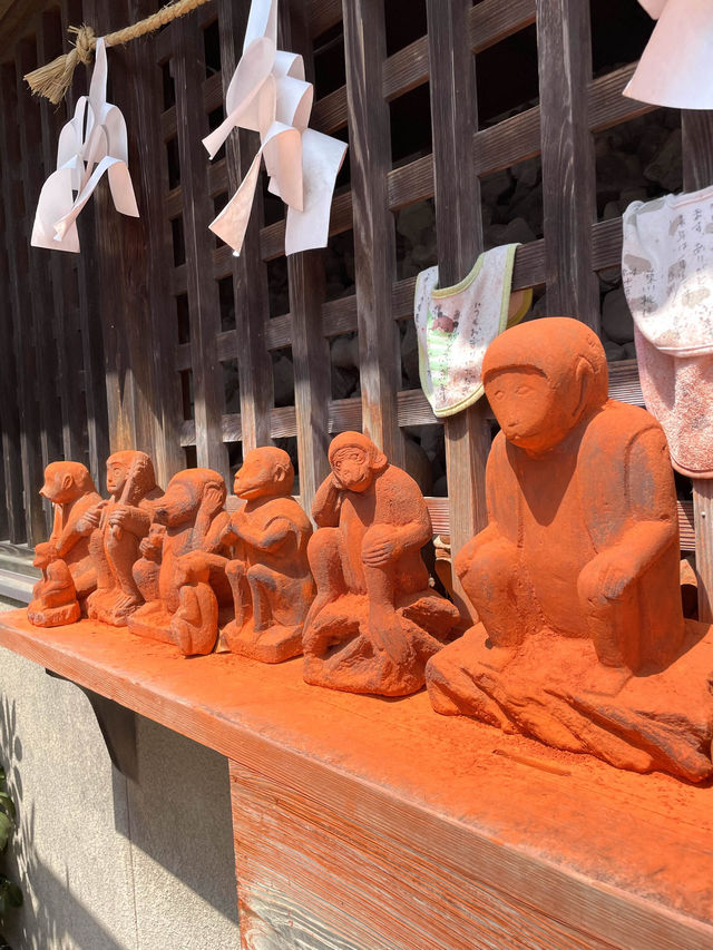 【三ツ木神社/神奈川県】オレンジに染まった石像が出迎える