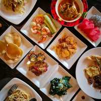 บุฟเฟ่ต์มื้อกลางวัน หลักร้อย ในโรงแรม
