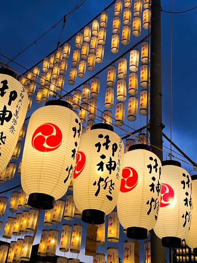 【滋賀】約1万個の提灯が灯される夏の風物詩
