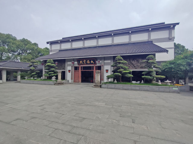 有着999尊佛像的万佛讲寺