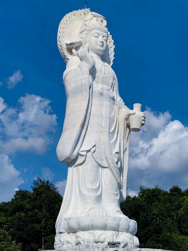 A Serene Retreat with Breathtaking Views Kor Hong Hill Temple