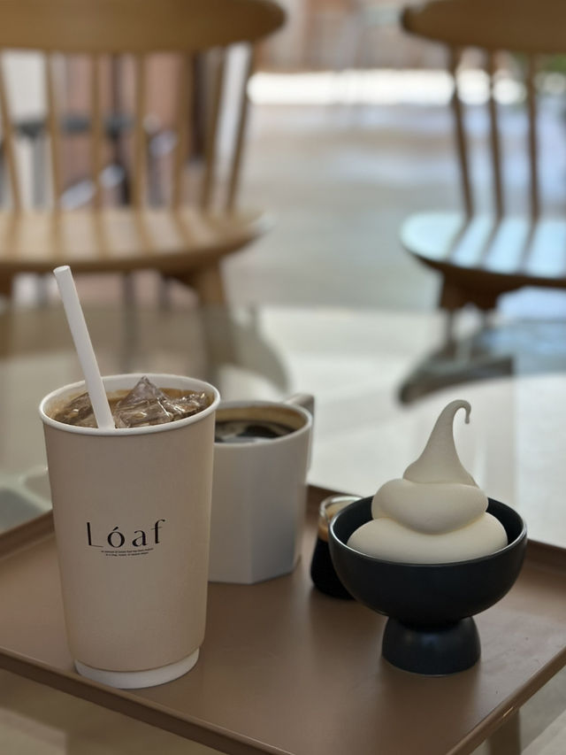 여름의 푸른 자연이 담긴 🏡 정원 테라스 카페에서 여름을 느껴보세요! 💚
