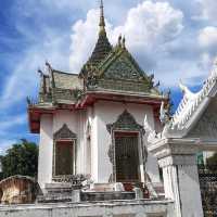 สักการะหลวงพ่อโบสถ์น้อย