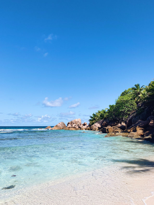 Tropical Paradise Unveiled: Breathtaking Scenery of La Digue