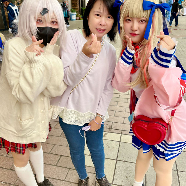 日本賞楓，遇到角色扮演，順便來一張做紀念！