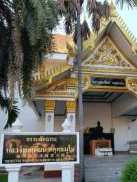 กราบสักการะพระพุธกตัญญู วัดเกริ่นกฐิน