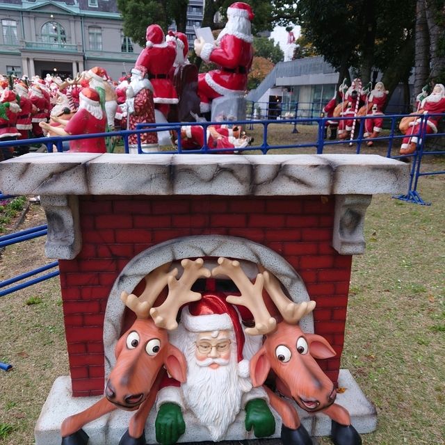 たくさんのサンタクロース！「天神クリスマスマーケット」