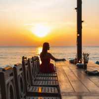ร้านอาหารบรรยากาศดีริมทะเล มีต้นคริสมาสต์ต้นใหญ่
