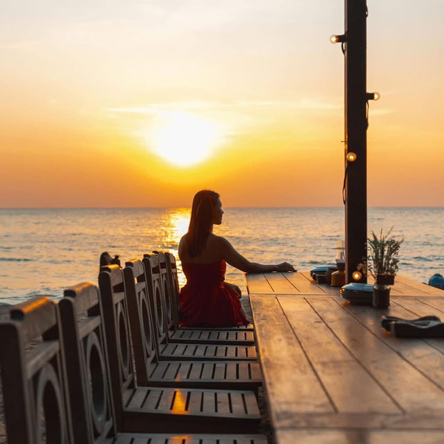 ร้านอาหารบรรยากาศดีริมทะเล มีต้นคริสมาสต์ต้นใหญ่