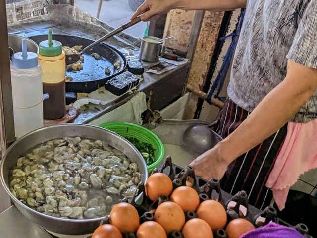 曼谷唐人街的在地小吃蚵仔煎：Nai Mong Hoi Thod