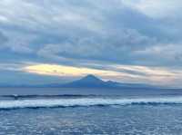 龍目島當地著名景點推薦：Senggigi Beach，適合拍照打卡親子遊。