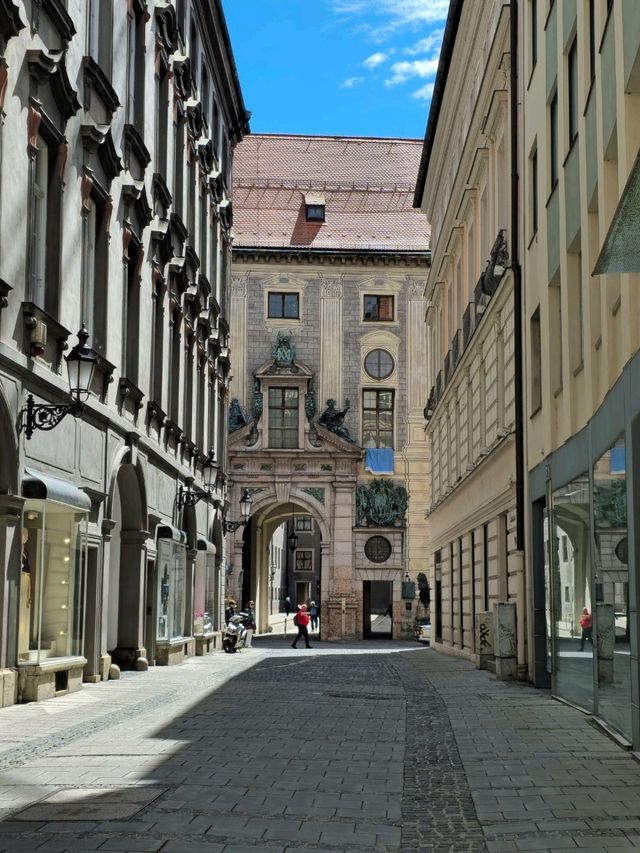 慕尼黑聖母大教堂‐感受這座壯麗宗教建築的神聖魅力⛪✨，每個細節都令人驚嘆📸🤩