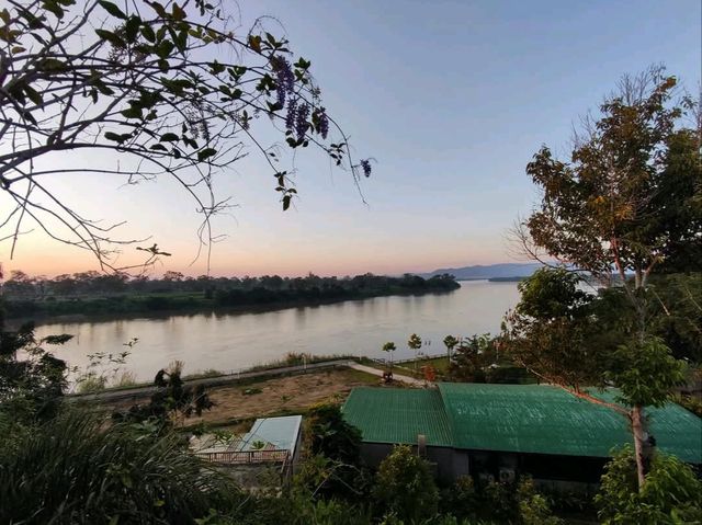 ที่พักวิวพระอาทิตย์ตกริมน้ำโขง สวยที่สุดในเชียงแสน