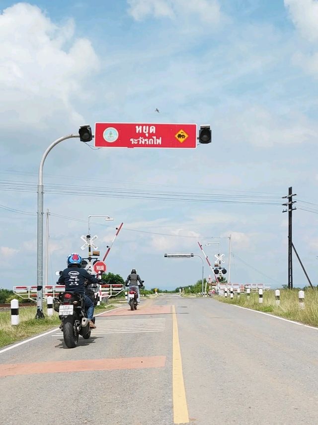 ถ่ายรูปที่แยกไฟแดง รถไฟลอยน้ำ เขื่อนป่าสักชลสิทธิ์