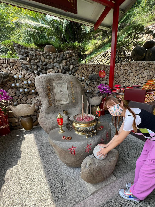 擁有多種天然奇特原石的百年土地公！