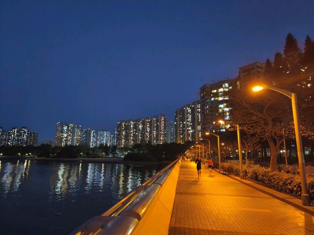 夜訪仿歐陸宮廷式設計的公園
