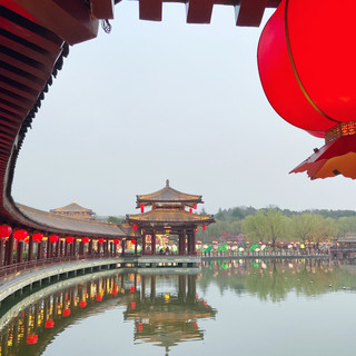 During the day, visit the Tang Paradise and experience the culture of the heyday of the Tang Dynasty and the royal gardens!