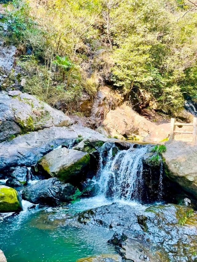Baizhang Waterfall: A Majestic Cascade in Nature’s Embrace