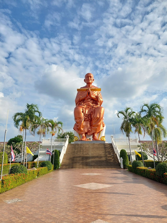 ขอพรหลวงพ่อโตองค์ใหญ่ ปทุมธานี