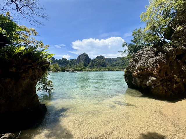 หาดไร่เลย์ กระบี่:หาดสวย ทะเลใส มีภูเขาใหญ่โอบล้อม