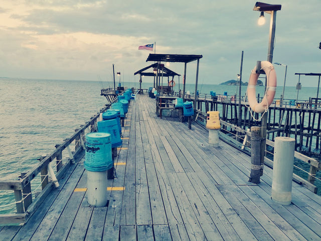 Johor Kelong: Sleep Over the Sea & Feast Like a Pirate King 🏝️🦀