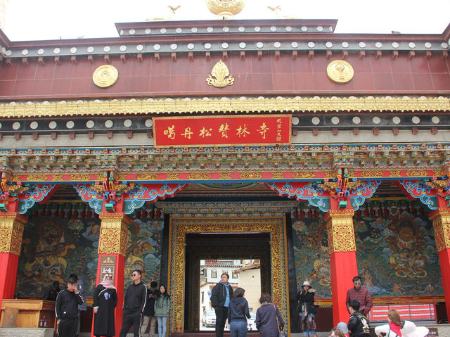 【松賛林寺｜Songzanlin Monastery】 “ミニポタラ宮”とも呼ばれる、チベット文化が息づく壮麗な寺院